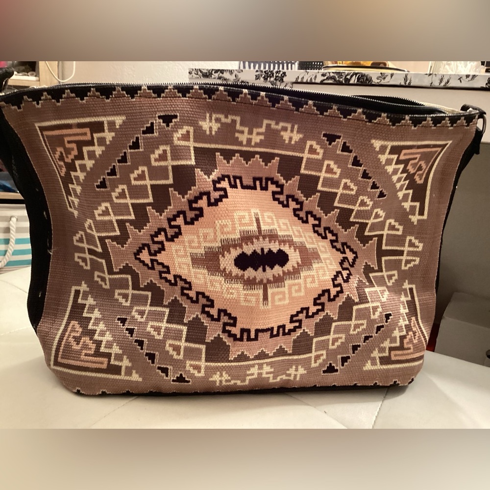 Handmade shoulder bag with native patten